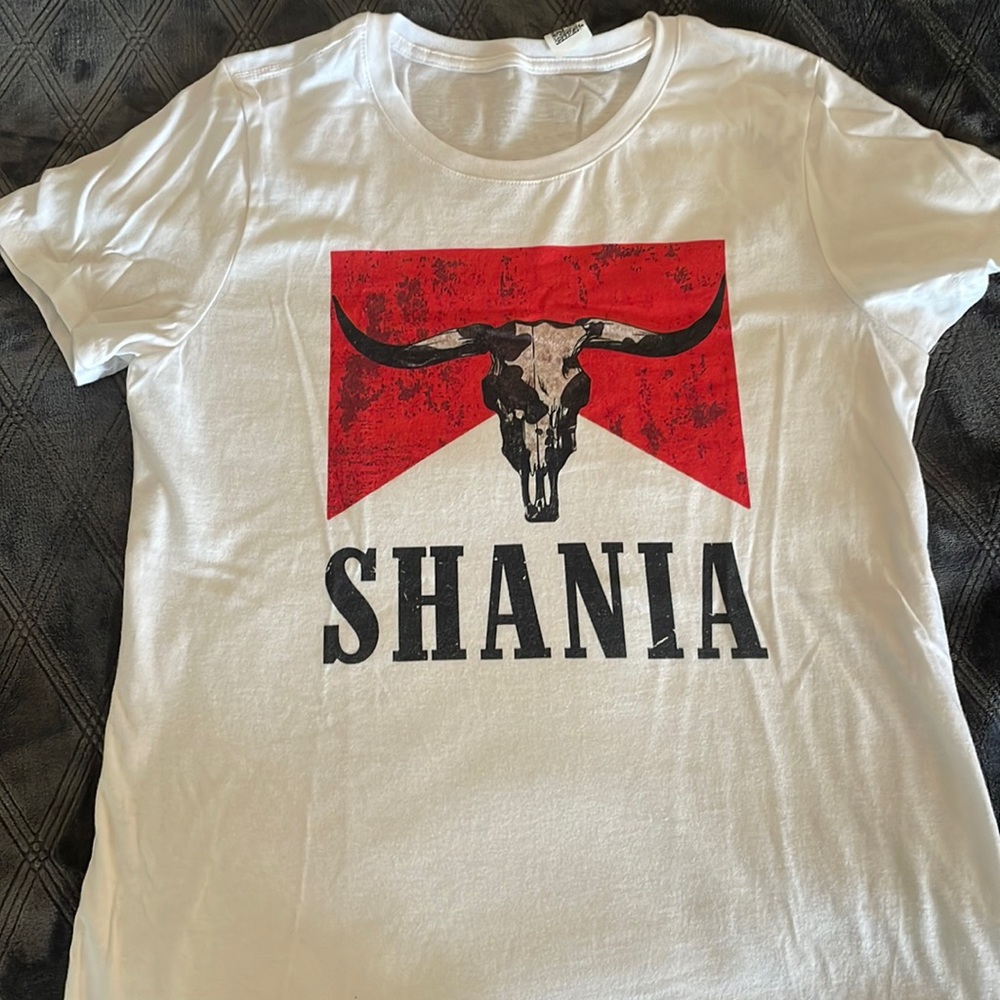 NWOT Shania tshirt
